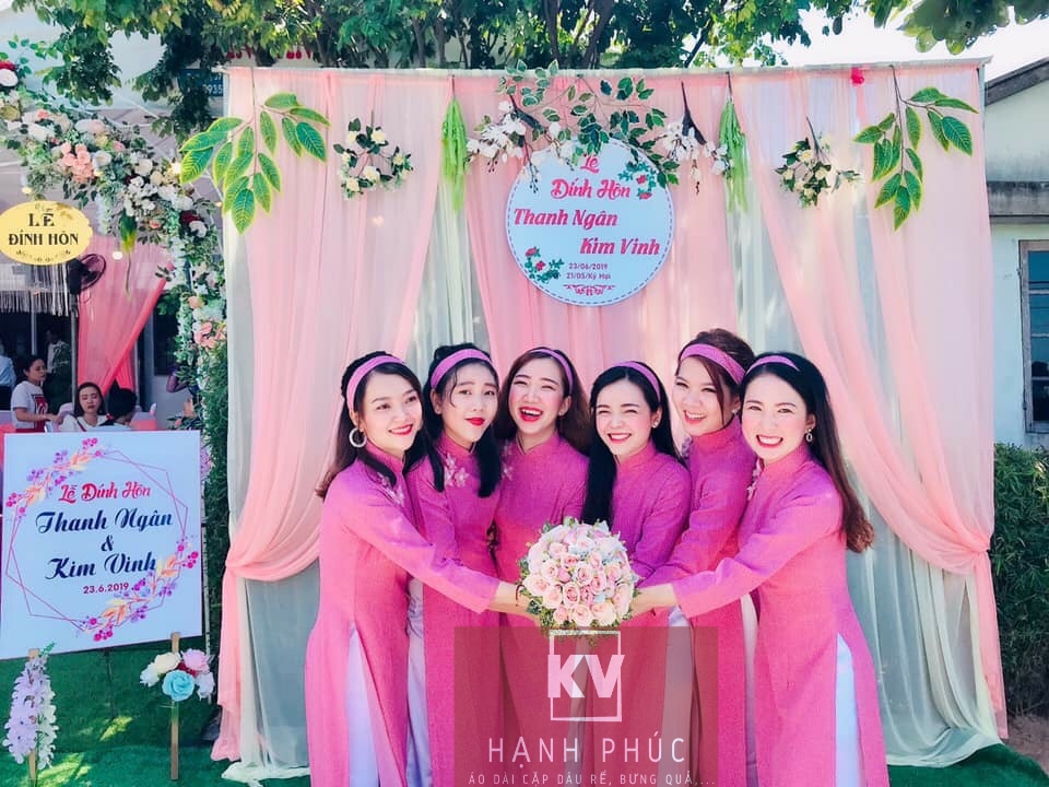 Bưng Quả Nữ Cô Ba Chấm Bi Hồng 