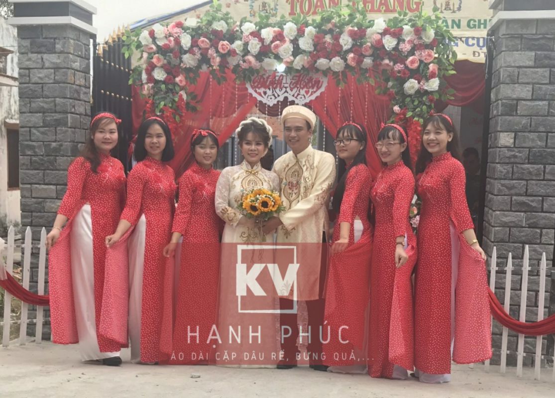 ÁO DÀI BƯNG QUẢ ĐỎ CHẤM BI