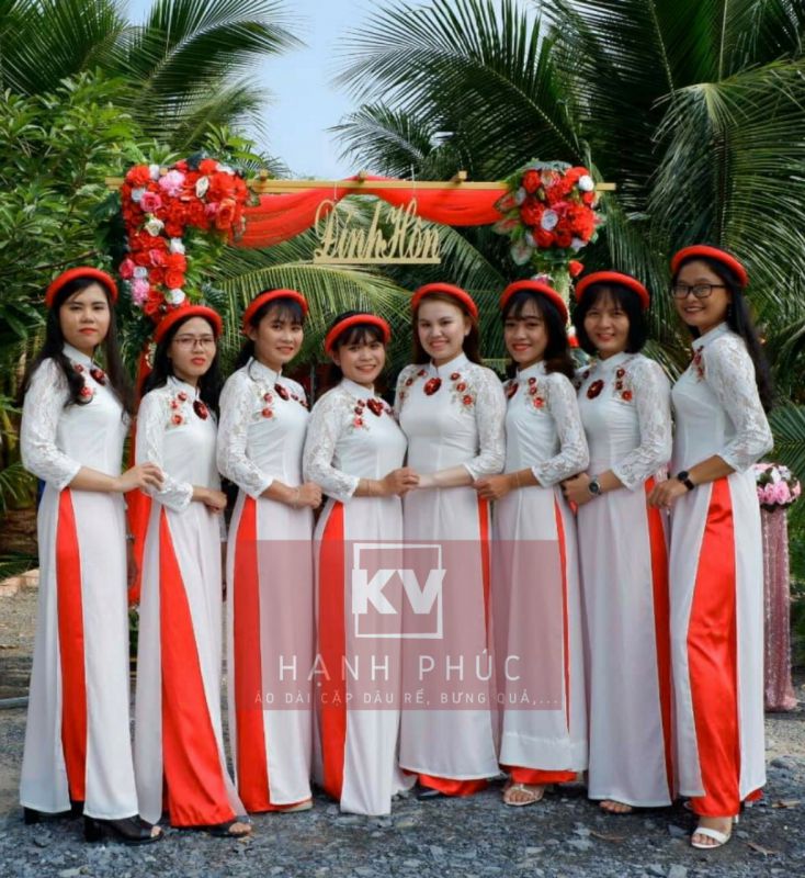 Bưng Quả Trắng Tay Ren Hoa Đỏ