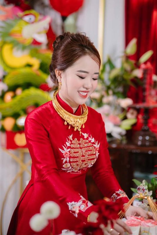 ÁO DÀI DÂU ĐỎ ĐÔ CHỮ HỶ THÊU